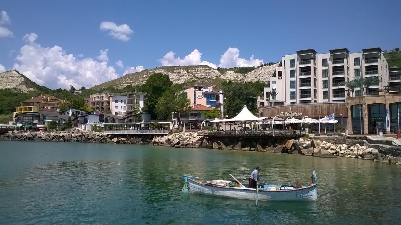 Marina City Aparthotel Balchik Exterior photo