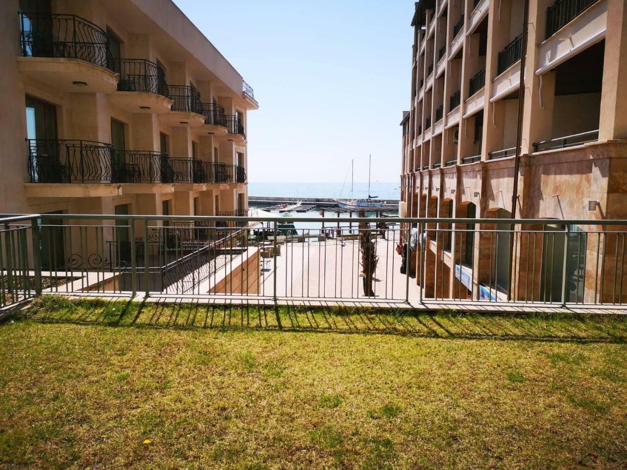 Marina City Aparthotel Balchik Exterior photo